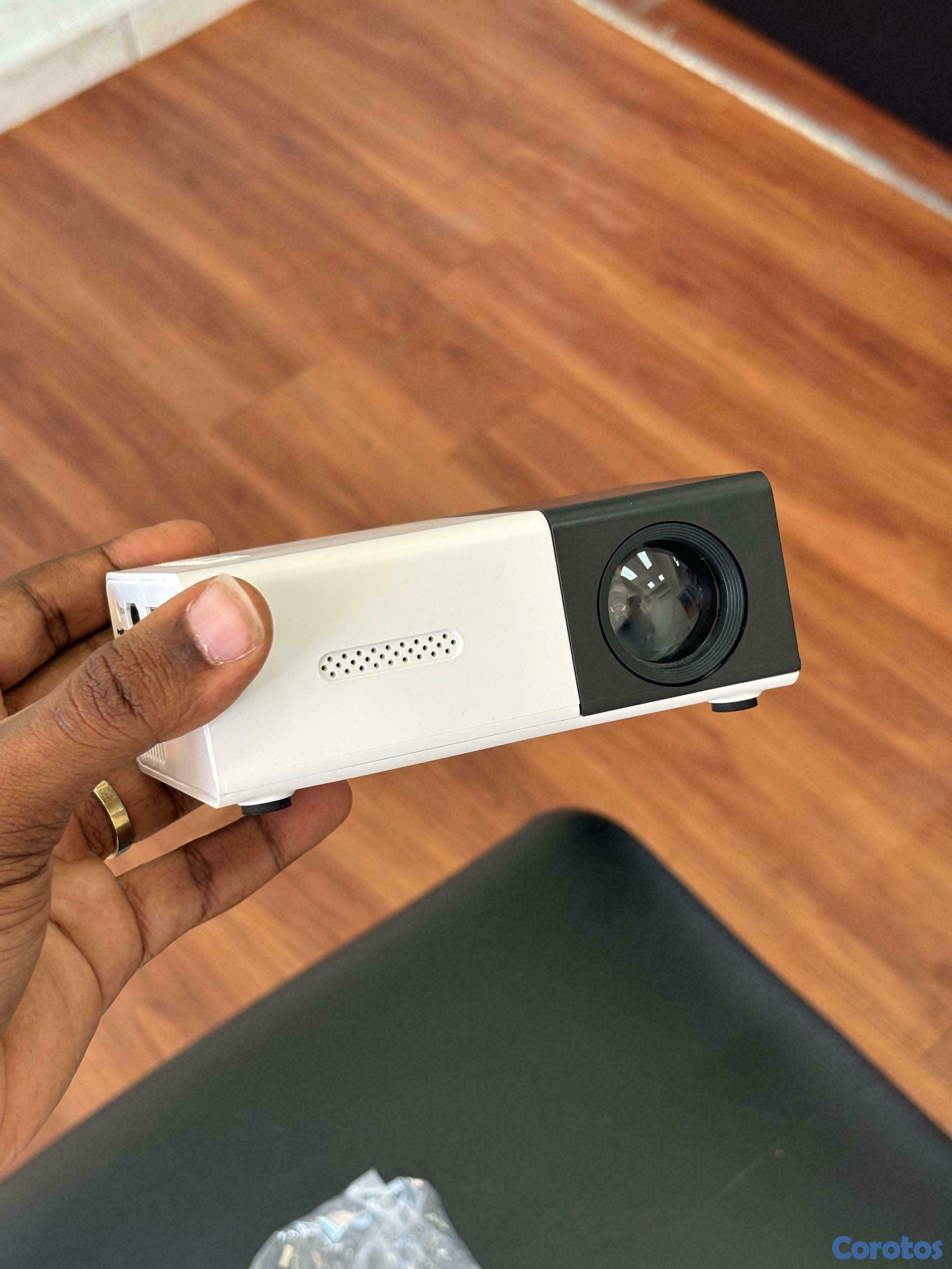 otros electronicos - Mini proyector led con salida HDMI  3