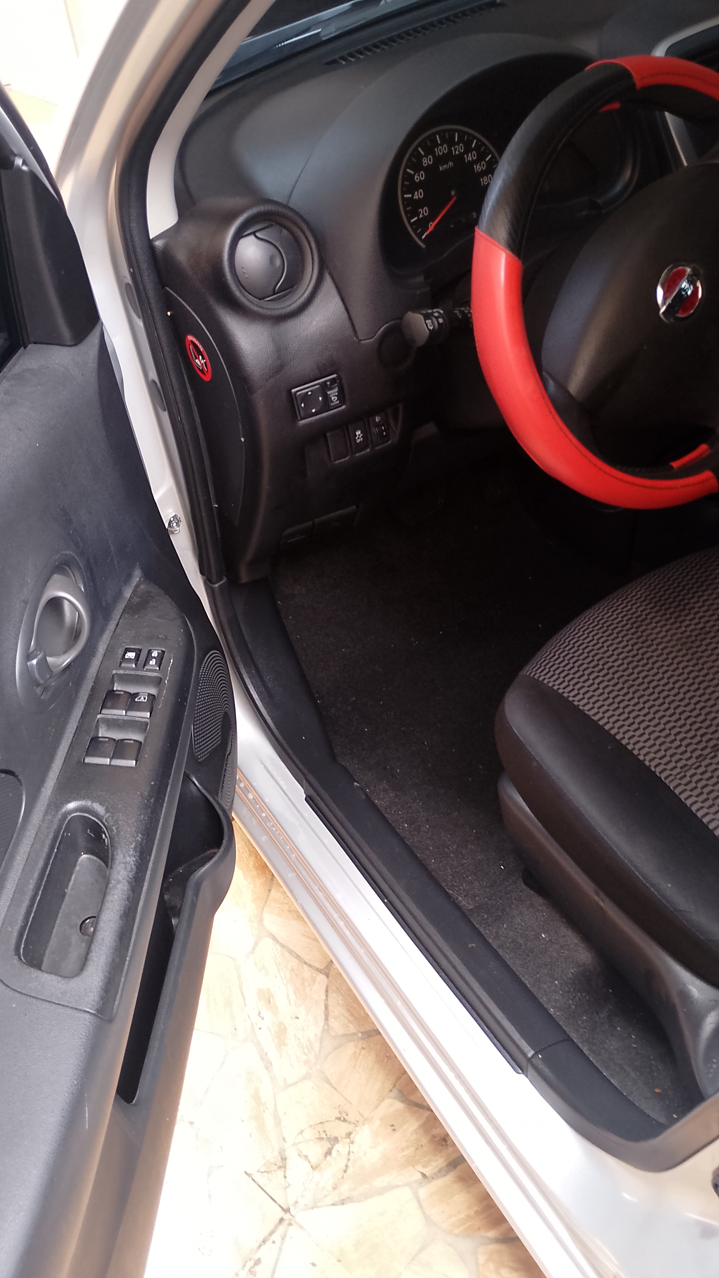 carros - se vende Nissan March 2019 3