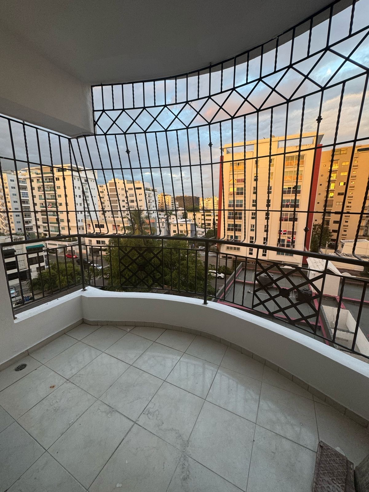 apartamentos - Evaristo Morales tres hab piso 6 dos parqueos balc 0