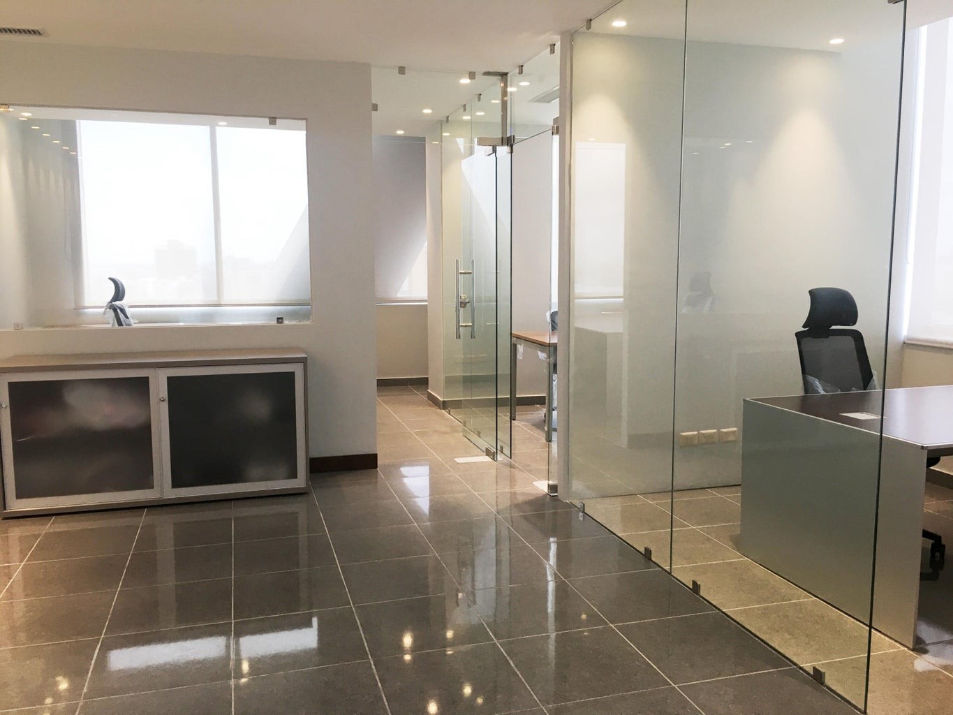 oficinas y locales comerciales - Oficina de 125 m2 con Muebles Alquiler 0