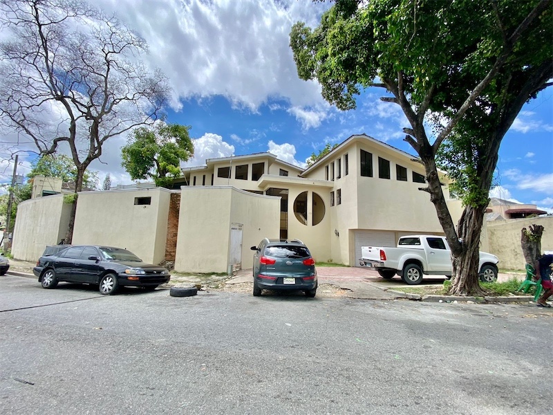 casas - Venta de casa 1000mts cerca del jardín botánico Arroyo Hondo Distrito Nacional