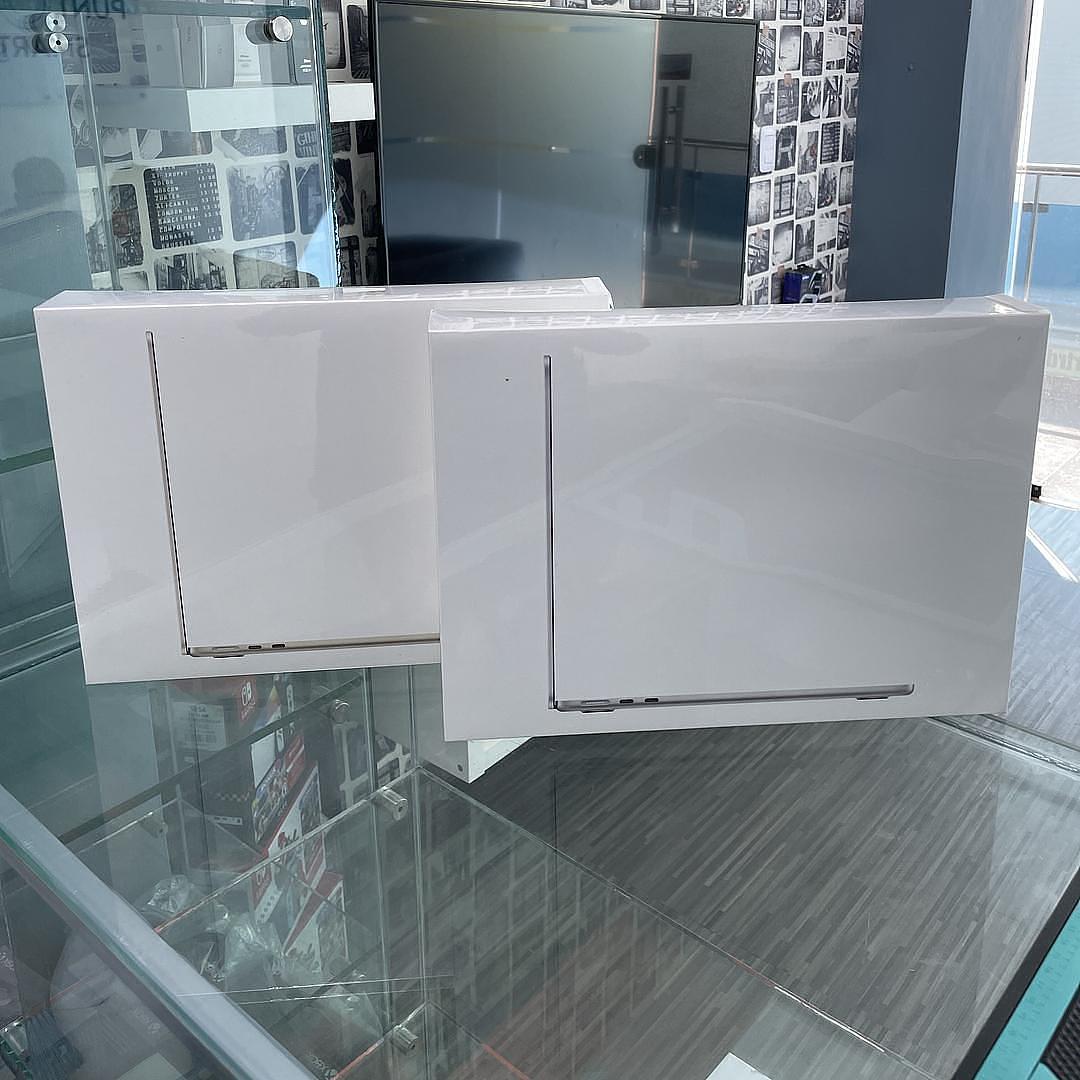 computadoras y laptops - MacBook Air 2022 13.6” chip M2 256gb 8gb ram nuevas selladas  0