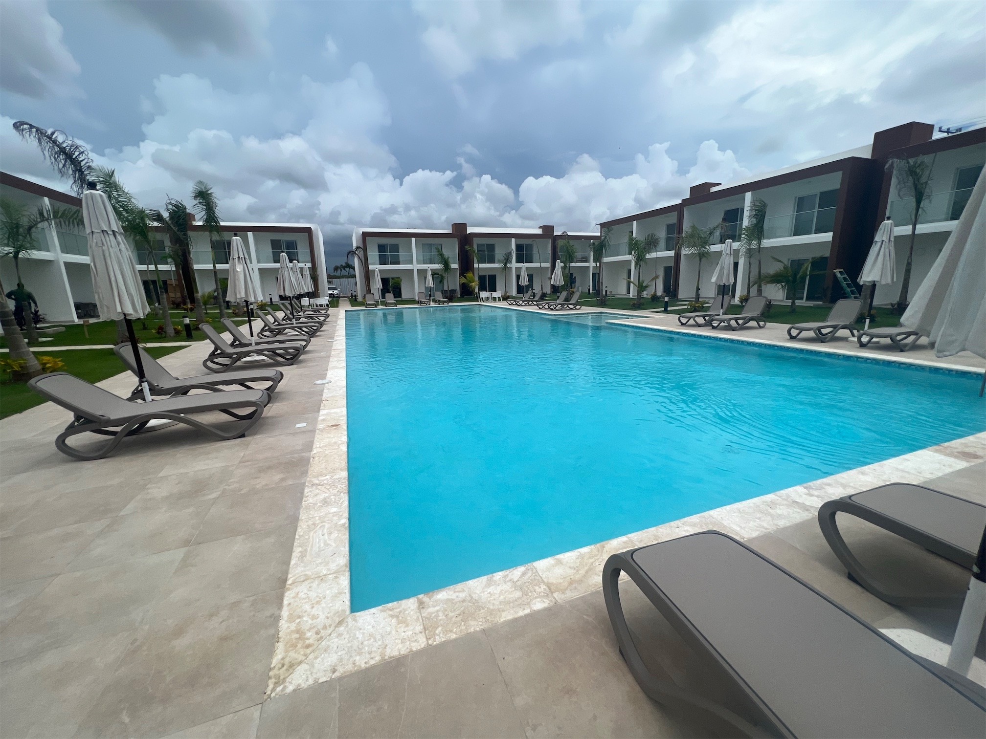 casas vacacionales y villas - Venta de Villa lista con piscina a 1 minuto de la playa en boca chica 0
