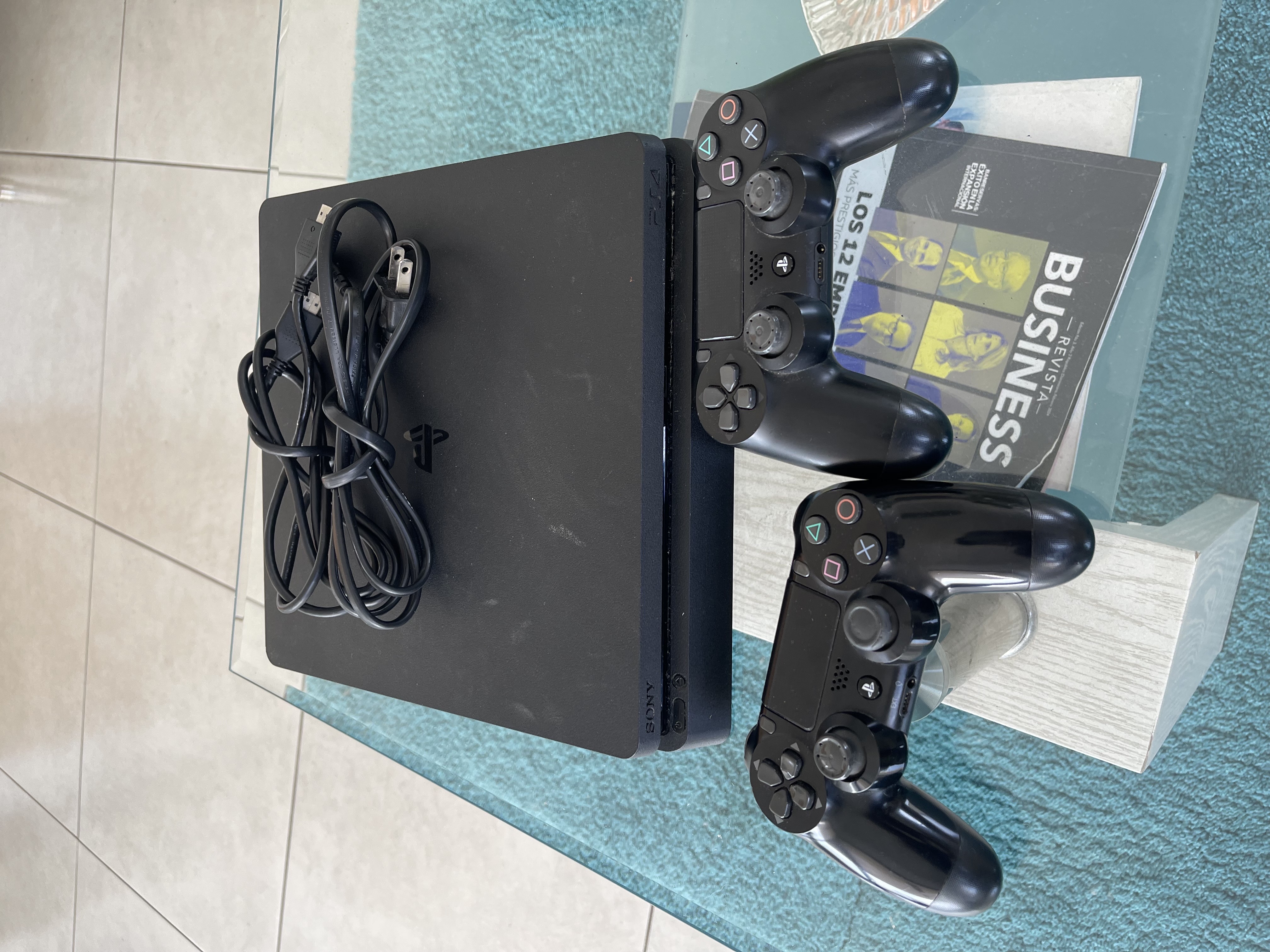 consolas y videojuegos - PLAYSTATION 4 SLIM 1 TB CON 2 CONTROLES 0