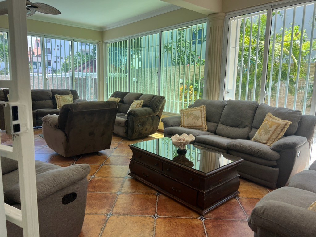 casas vacacionales y villas - Hermosa Villa de dos niveles en el Cortecito Los Corales, Punta Cana 3