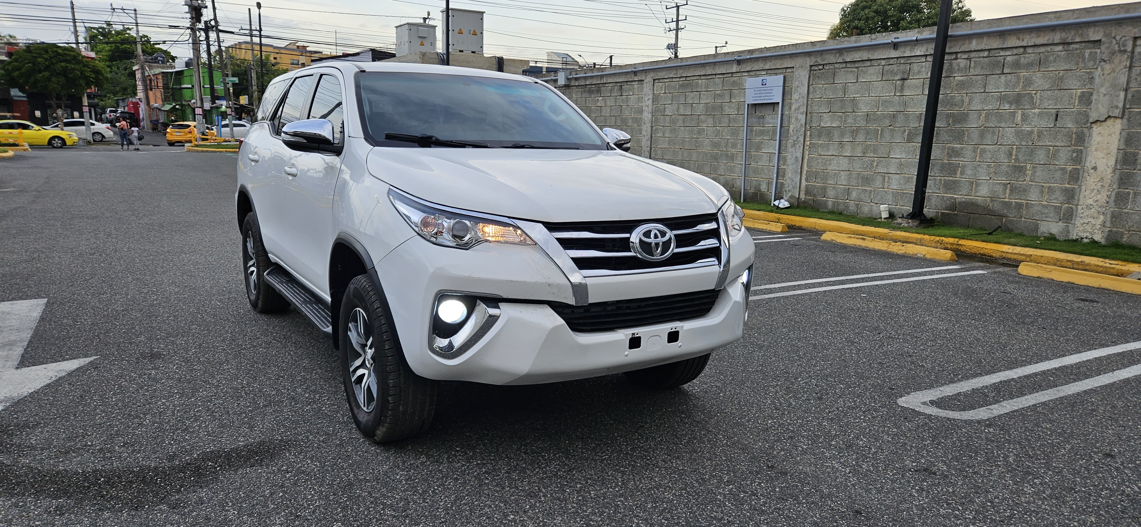 jeepetas y camionetas - Toyota fortuner 2018 3 filas 9