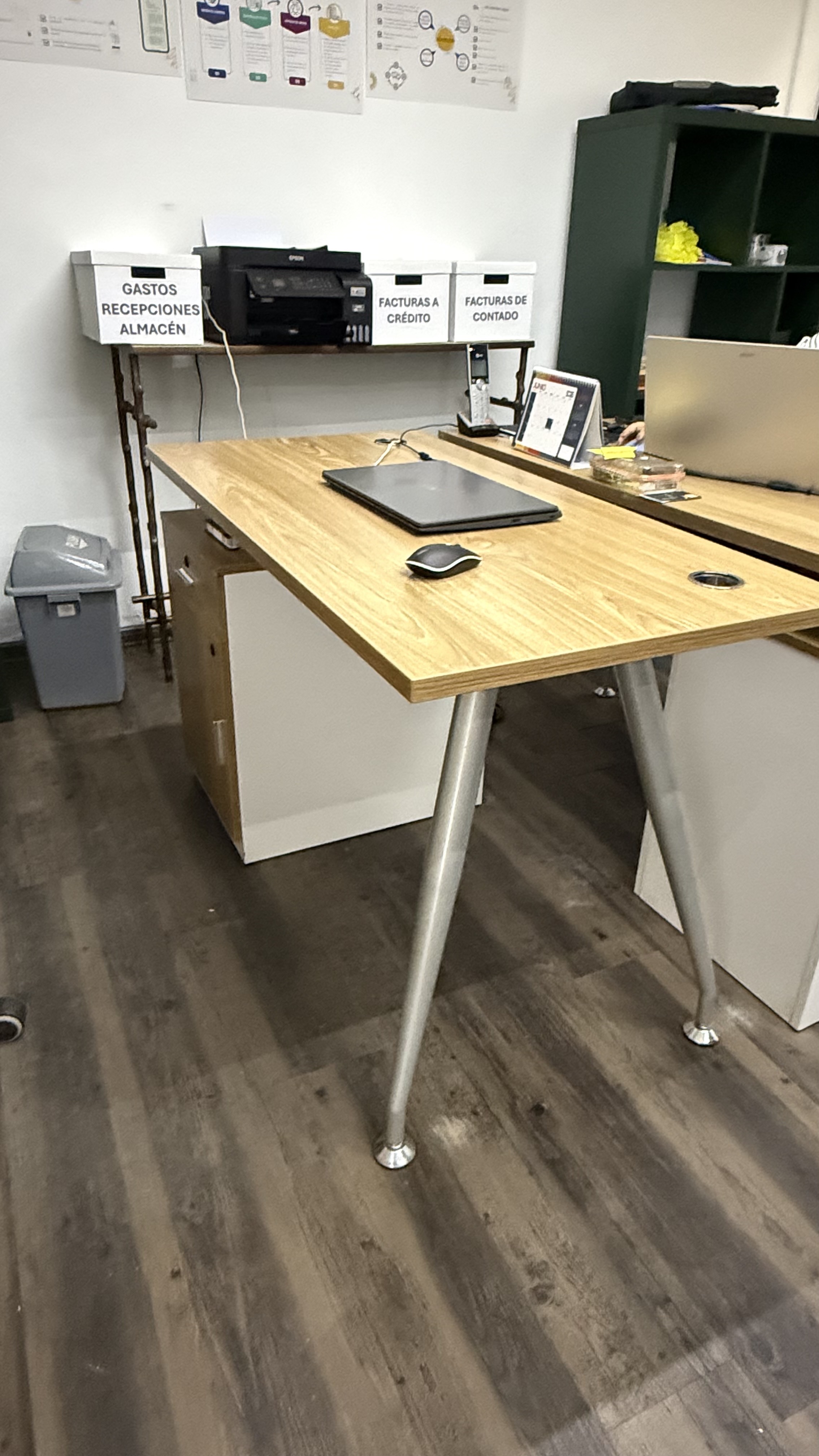 equipos profesionales - Escritorios de oficina con gavetas y silla incluidos 0