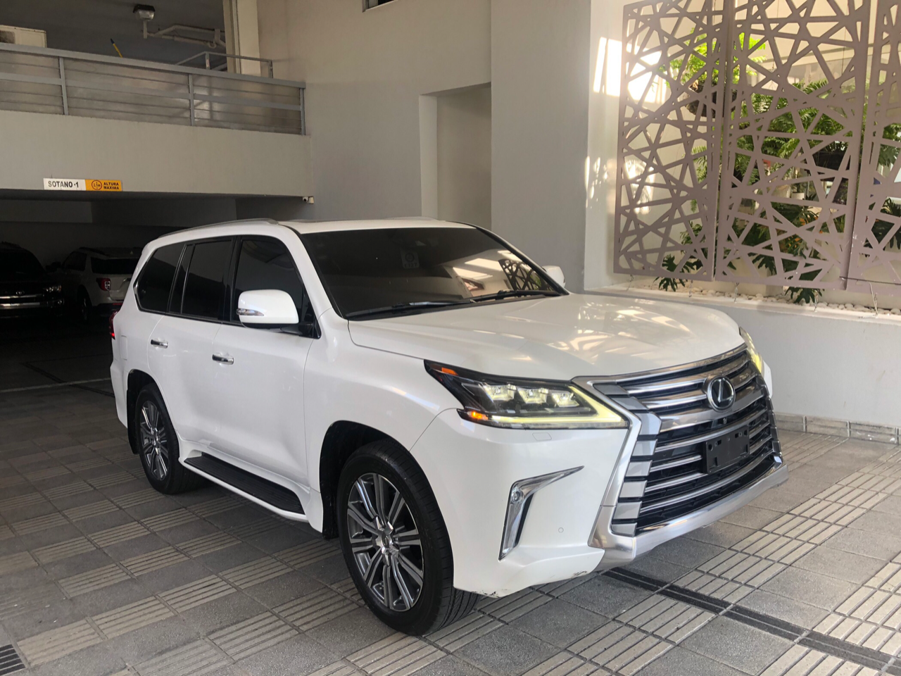 jeepetas y camionetas - Lexus LX570 año 2016 como nueva 80mil km