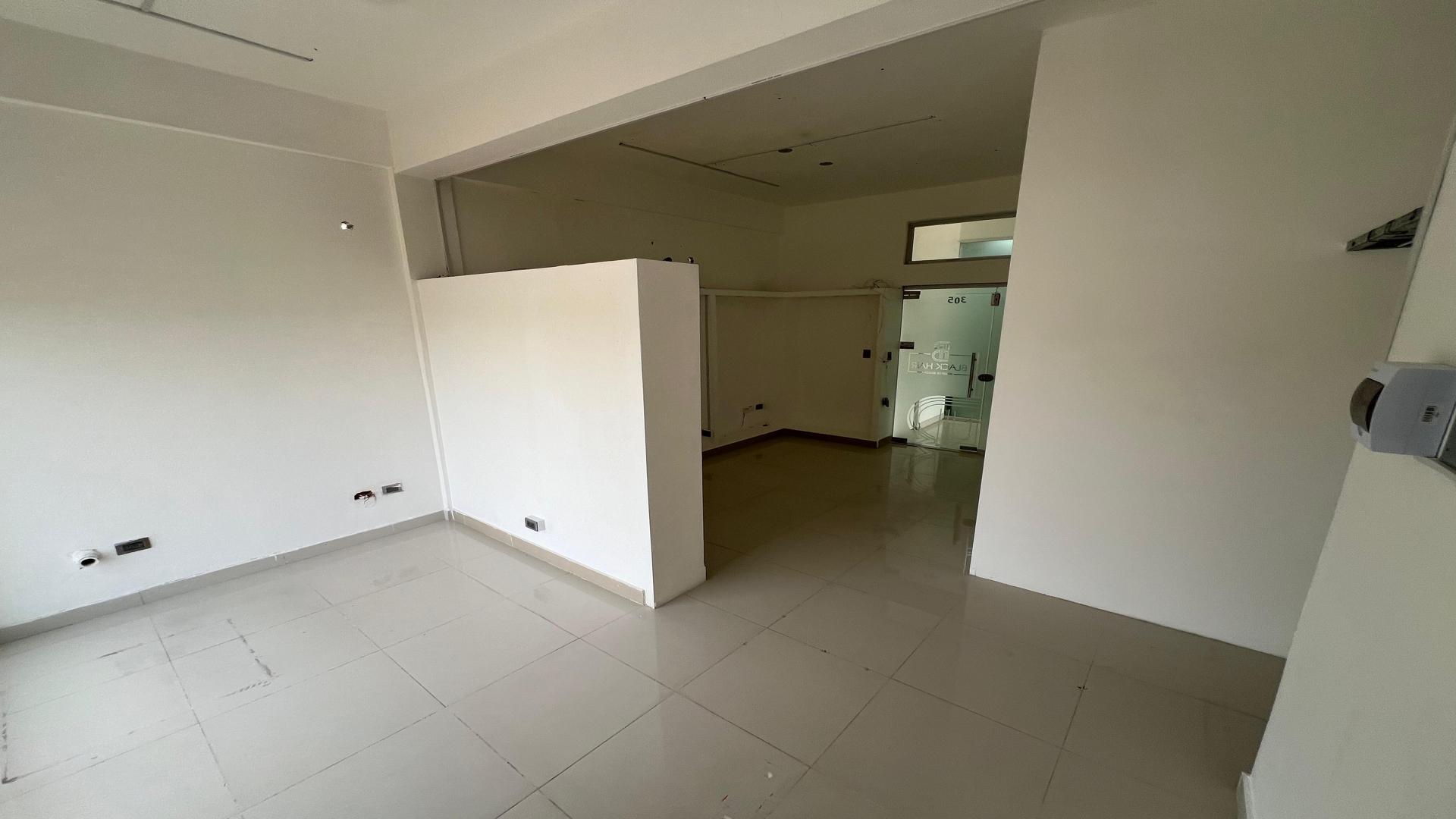 oficinas y locales comerciales - Alquiler Local en  Plaza Comercial en el Ensanche Quisqueya 8