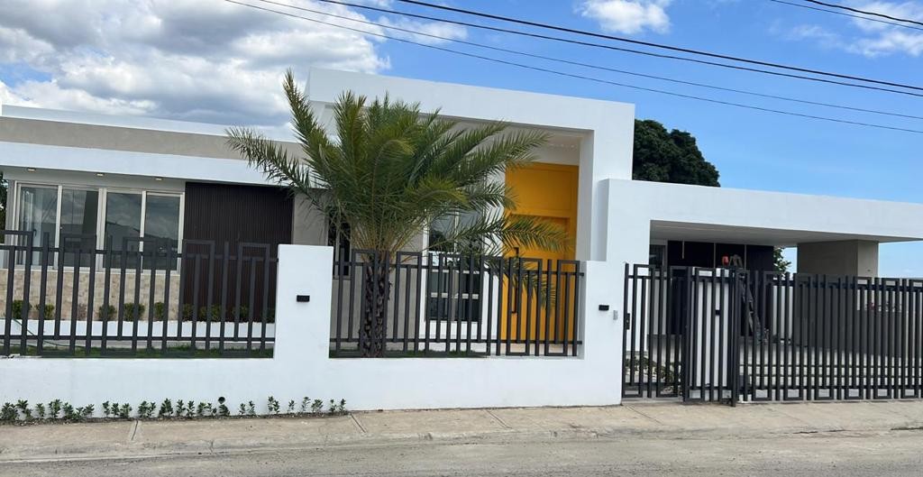 casas - Casa Completamente Nueva en Proyecto Cerrado, Llanos de Gurabo  3