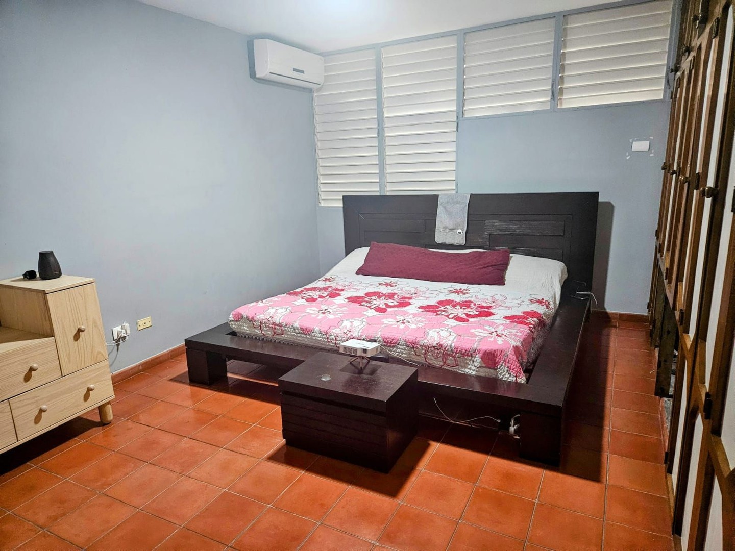 casas - Arroyo Hondo Viejo amplia casa de 4 habitaciones patio grande
 8