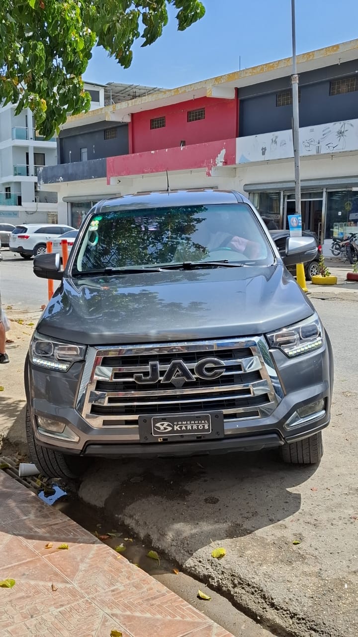 jeepetas y camionetas - Vendo por regreso en europa jeepeta jac turbo diesel casi nueva 2