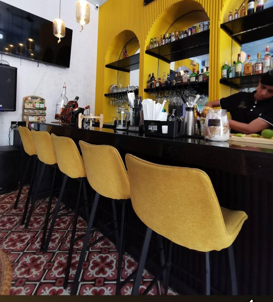 oficinas y locales comerciales - VENDE PUNTO RESTAURANTE *OPORTUNIDAD* CON UN ALQUILER DE 2.500 Dólares  0