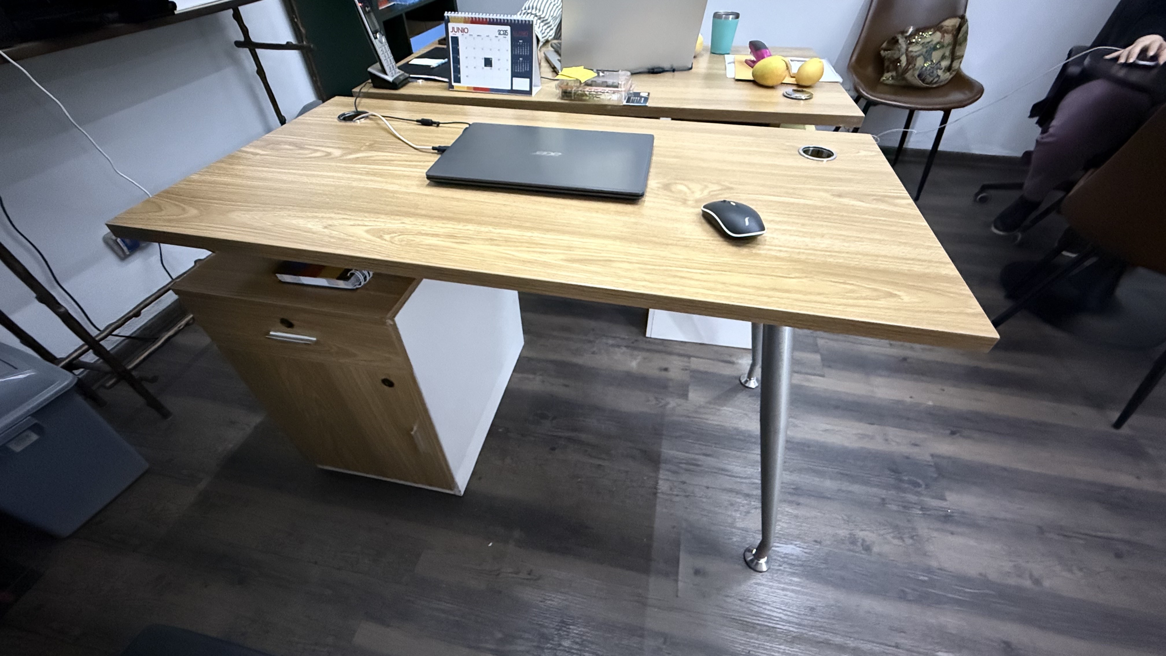 equipos profesionales - Escritorios de oficina con gavetas y silla incluidos 1