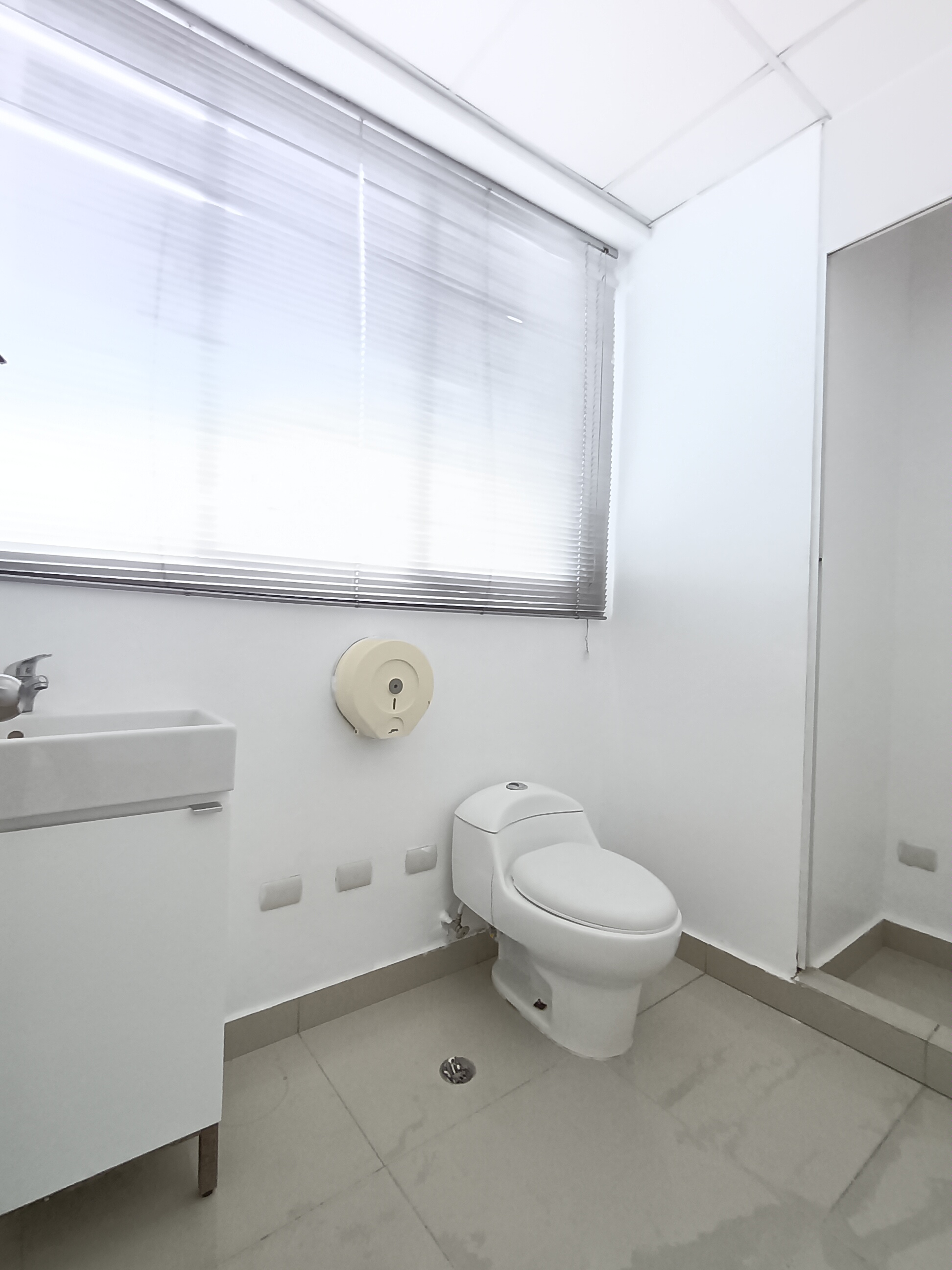oficinas y locales comerciales - ALQUILO LOCAL PARA OFICINAS EN LOS PRADOS  9