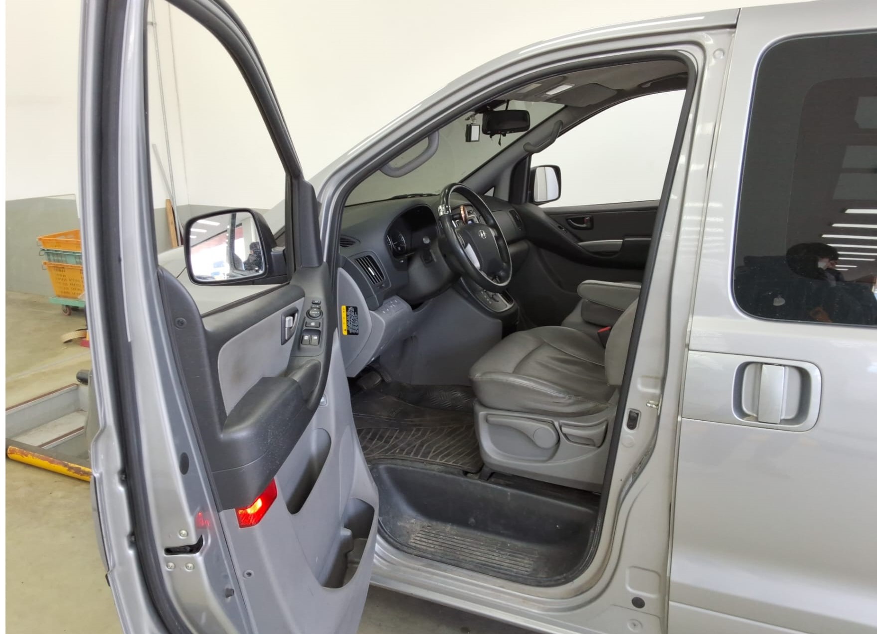 jeepetas y camionetas - HYUNDAI GRAND STAREX 2019 GRIS DIESEL 8