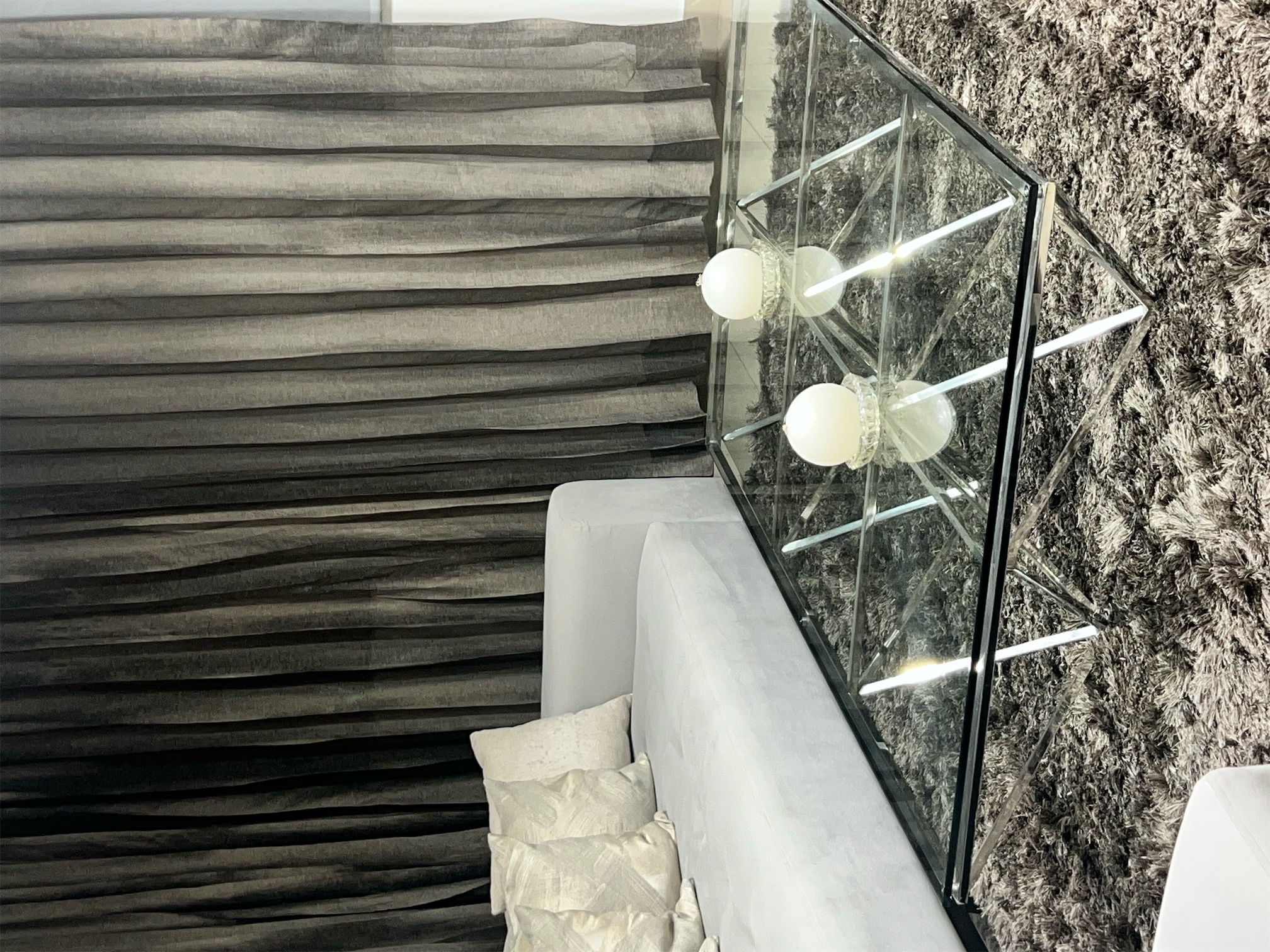 decoración y accesorios - Vendo elegante mesa de sala en cristal y acero inoxidable, comprada en Ilumel. 2