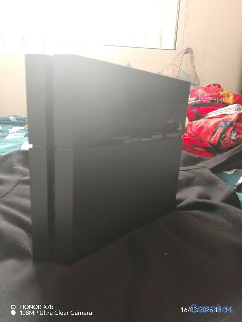 consolas y videojuegos - Play 4 fat con hdmi disco de gta 5 incluido con su cable de poder 10k negociable 2