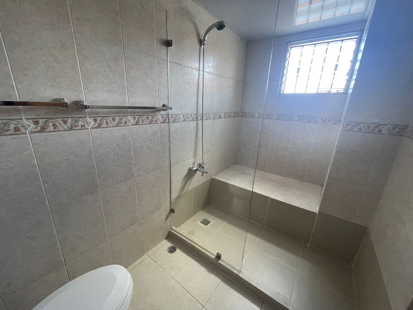 apartamentos - Alquilo apartamento clásico de 
113 mts2, piso 2: Arroyo Hondo
 9