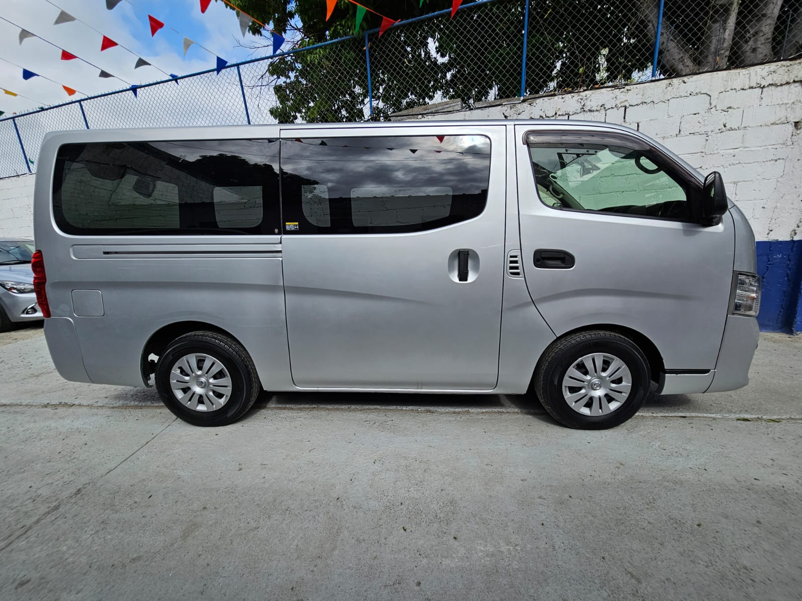 otros vehiculos - NISSAN NV350 CARAVAN  4