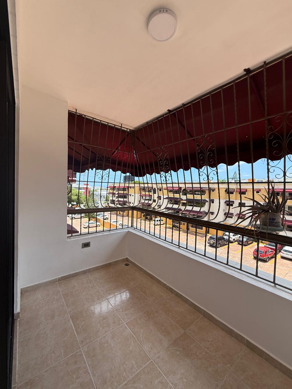 apartamentos - Apto remodelado de 3 hab con 2 parqueos en la Ind 0