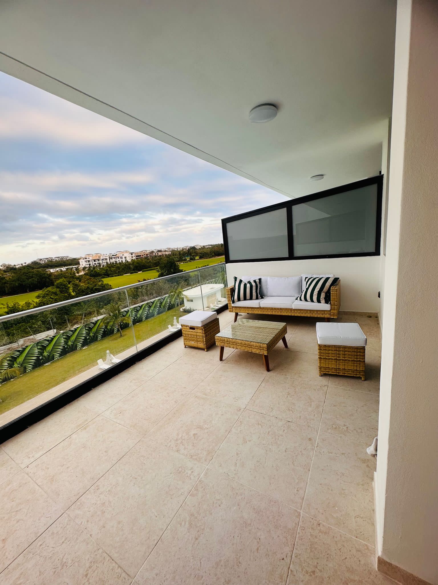 apartamentos - Vive el Lujo en Cana Rock Star – 2H/2B Amueblado con Vista al Golf 2
