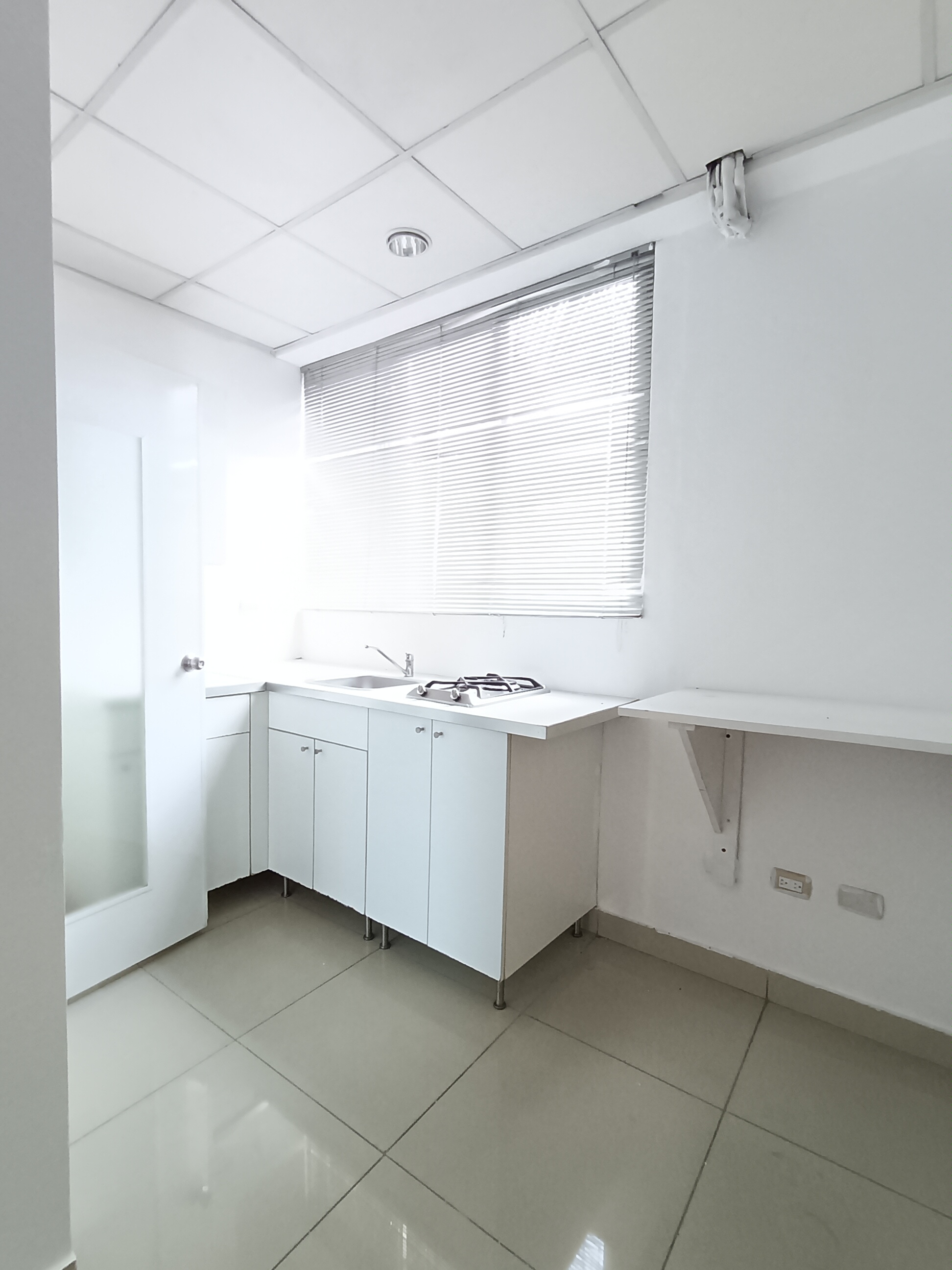 oficinas y locales comerciales - ALQUILO LOCAL PARA OFICINAS EN LOS PRADOS  8