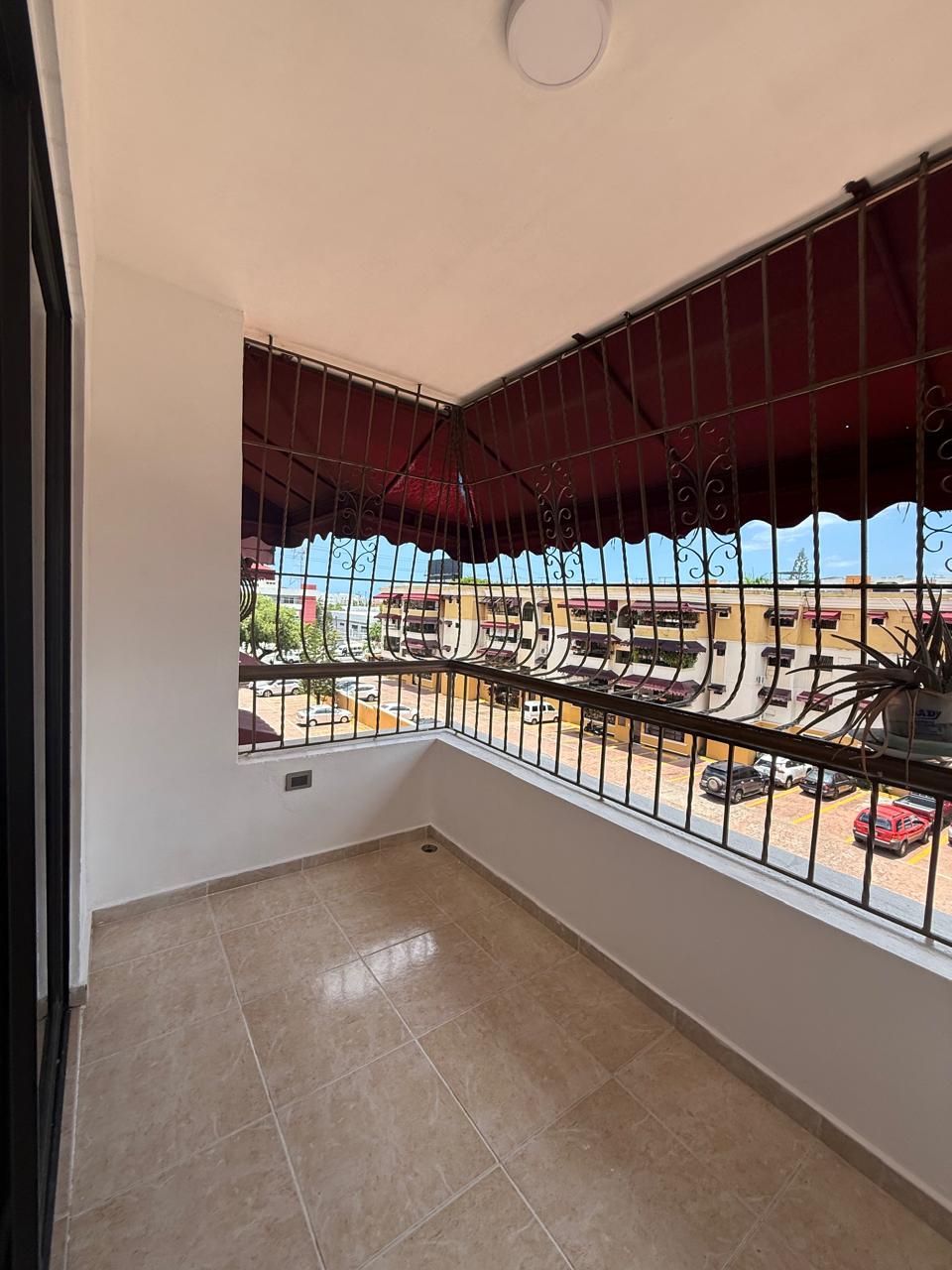 apartamentos - Apto remodelado de 3 hab con 2 parqueos en la Ind 1