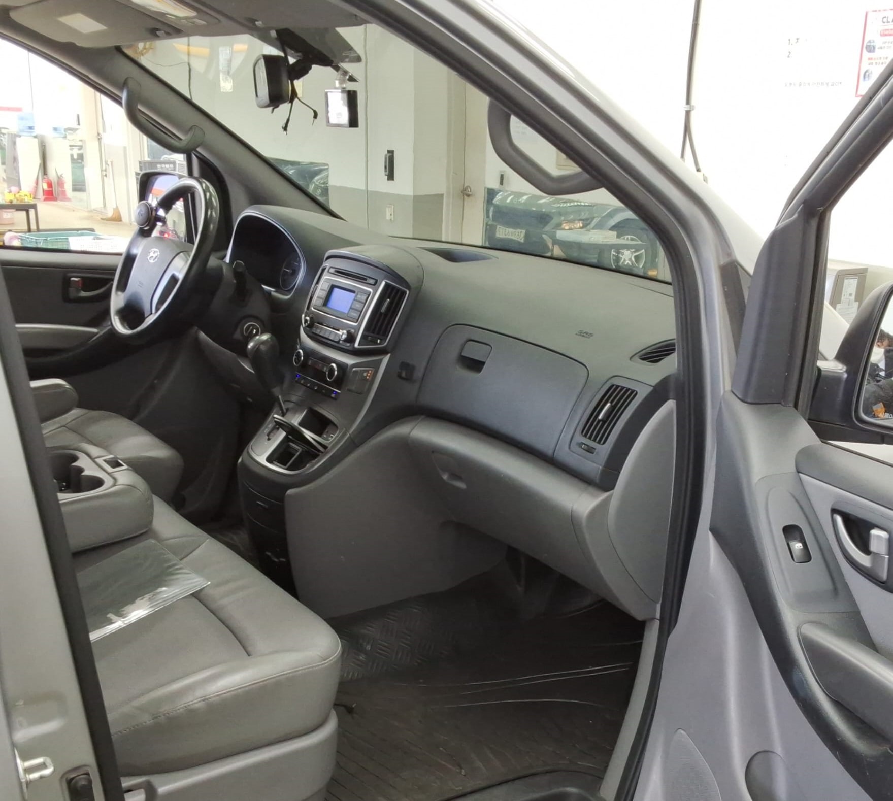 jeepetas y camionetas - HYUNDAI GRAND STAREX 2019 GRIS DIESEL 7