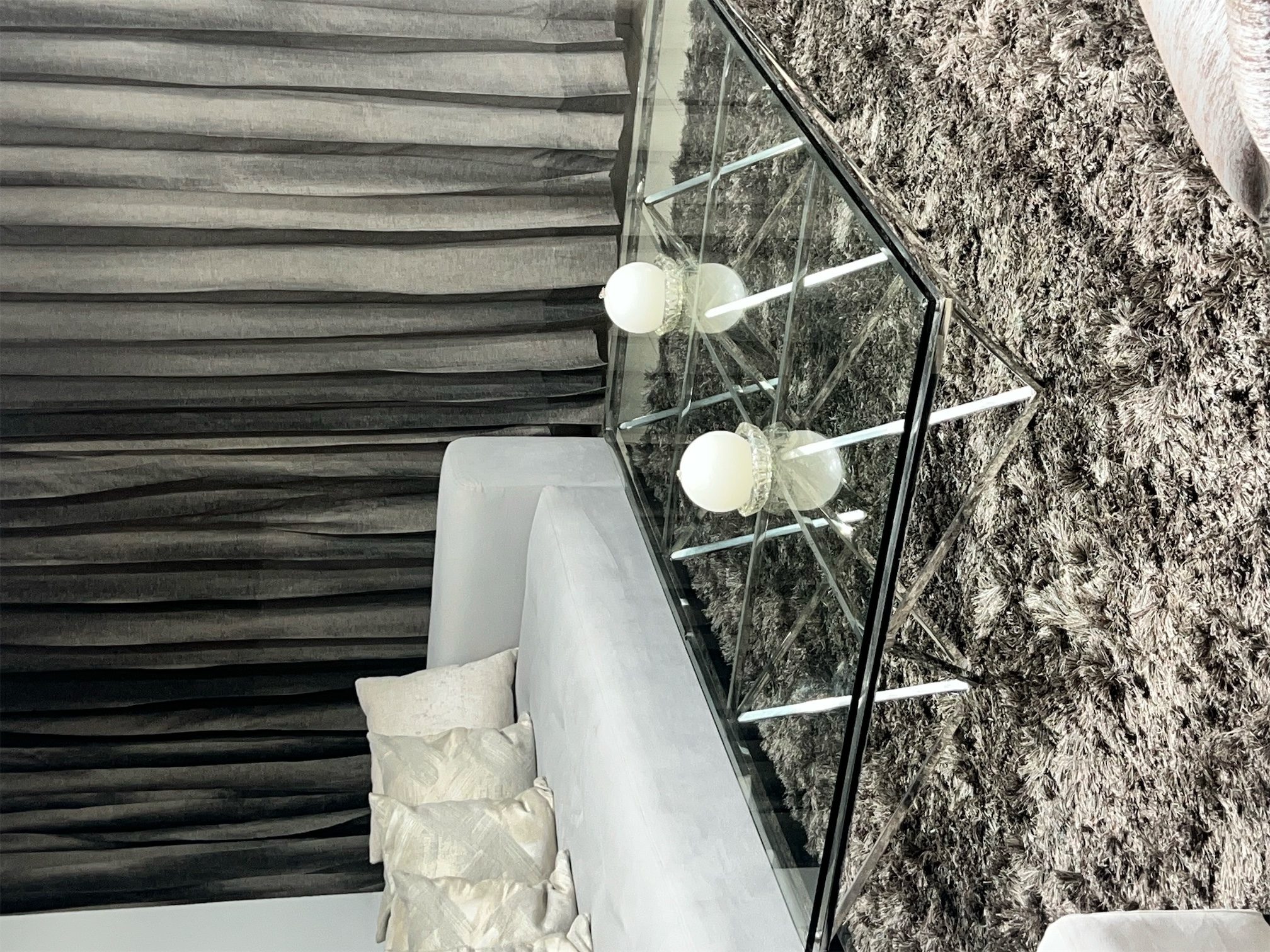 decoración y accesorios - Vendo elegante mesa de sala en cristal y acero inoxidable, comprada en Ilumel. 1