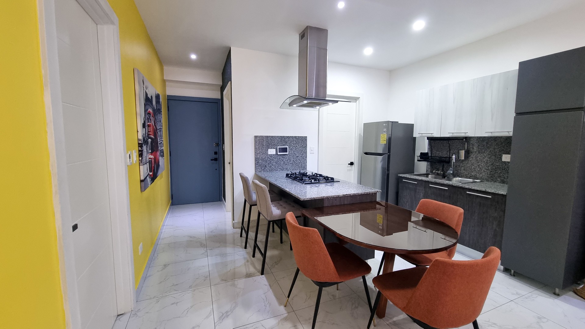 apartamentos - DISPONIBLE 
Evaristo Morales amueblado 1 habitacion 1.5 banos 1 parqueo 5