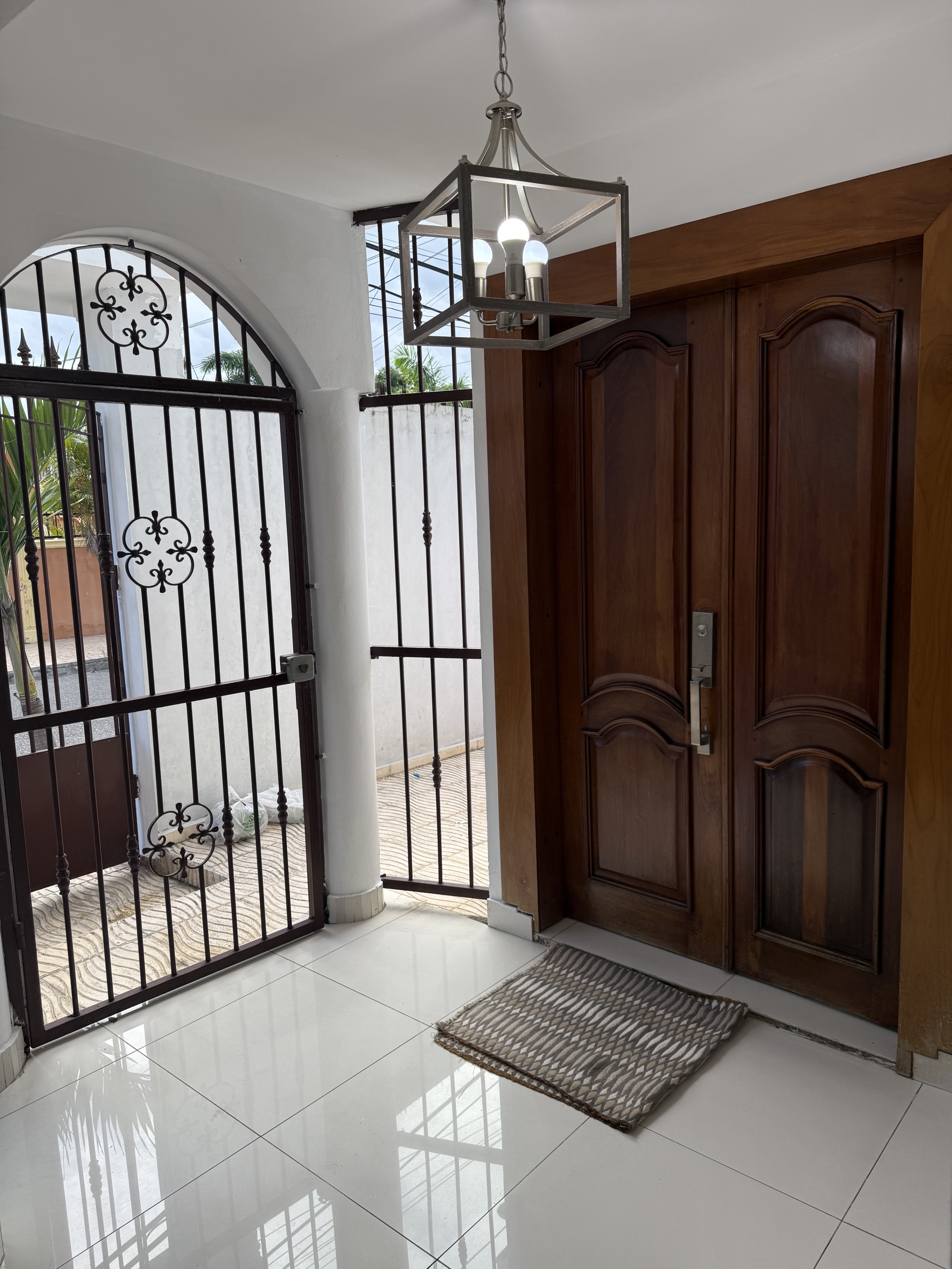 casas - VENDO CASA DE 3 HABITACIONES CON EXCELENTE DISTRIBUCIÓN. 1