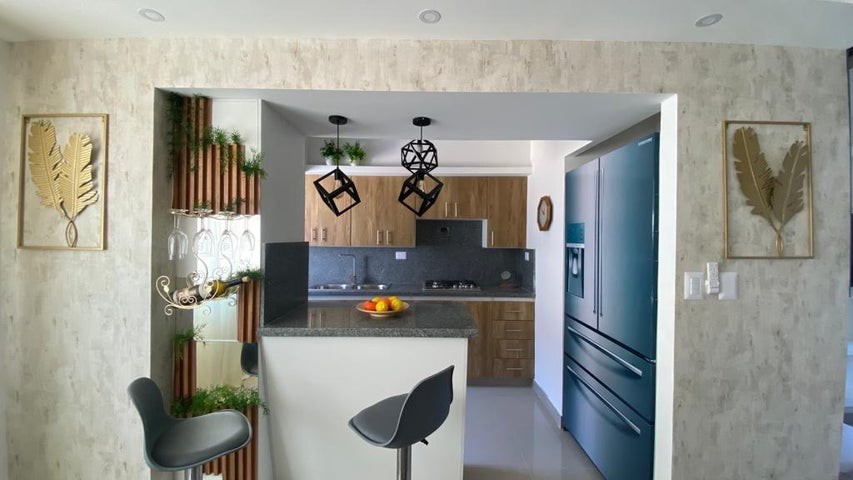 apartamentos - Apartamento en venta Villa Palma #24-1557 tres dormitorios, piso medio, áreas S. 0