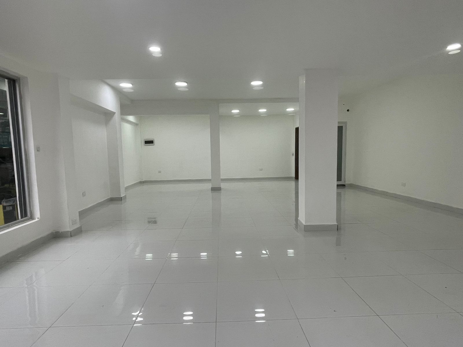 oficinas y locales comerciales - Local céntrico en Primer nivel 1
