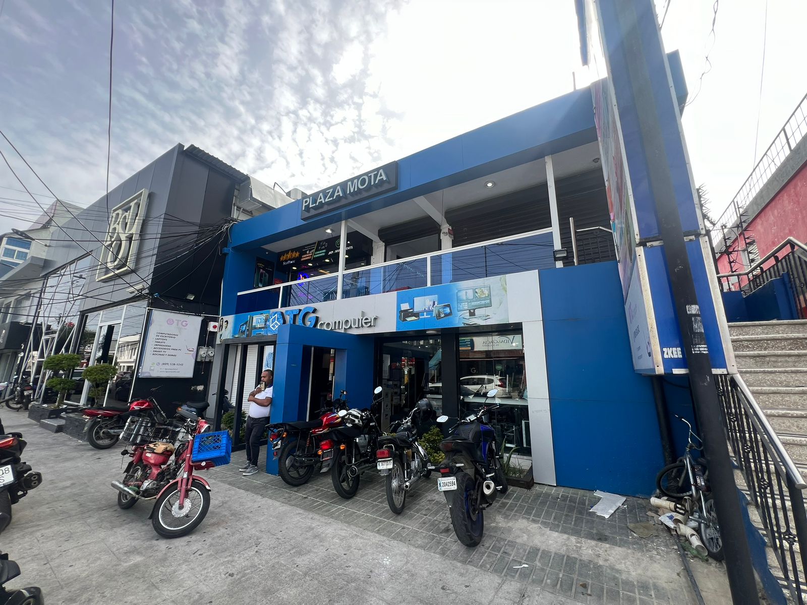 oficinas y locales comerciales - Local Comercial En Alquiler En La Avenida Venezuel 0