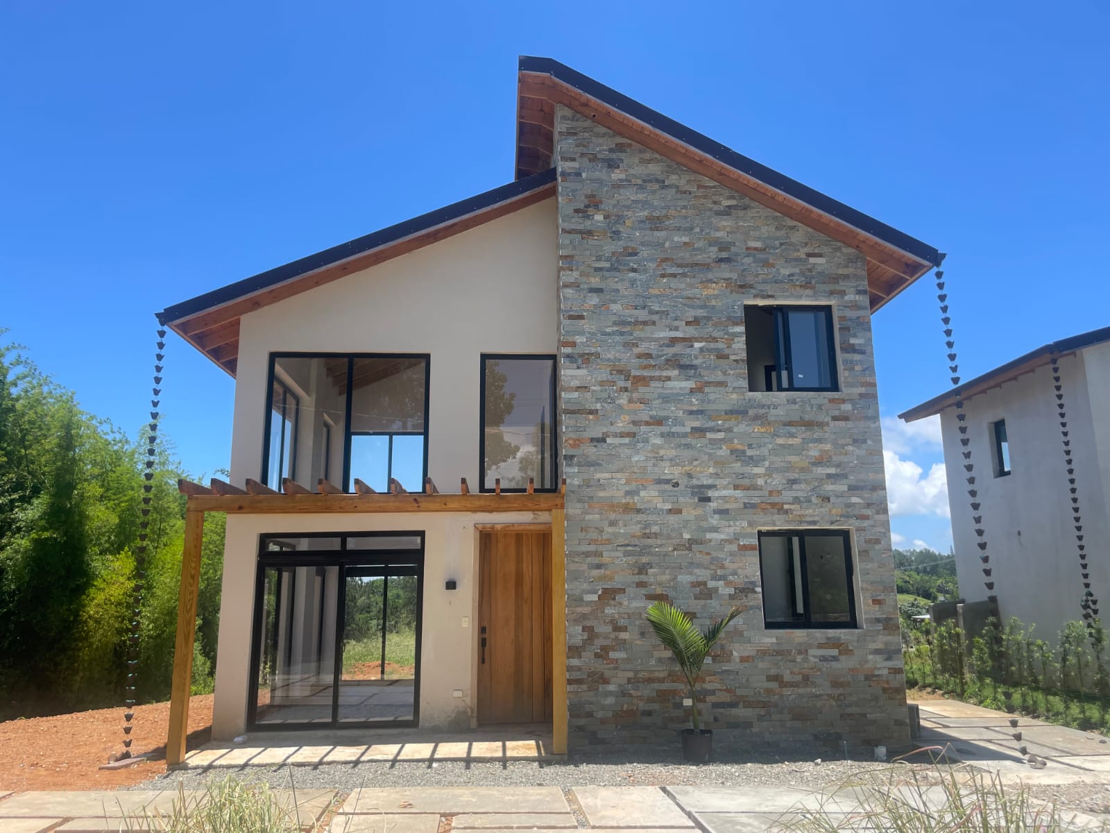 casas vacacionales y villas - Villa 2 Niv.  en fase de terminación en JARABACOA 0