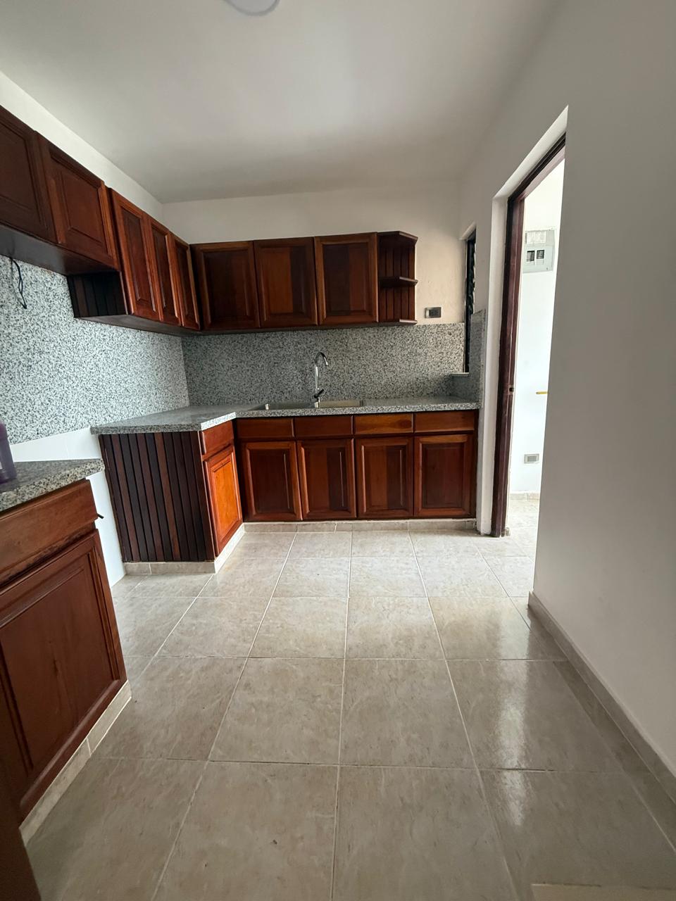 apartamentos - Apto remodelado de 3 hab con 2 parqueos en la Ind 3