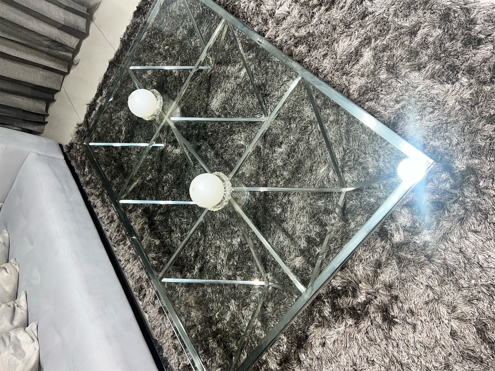 decoración y accesorios - Vendo elegante mesa de sala en cristal y acero inoxidable, comprada en Ilumel. 3