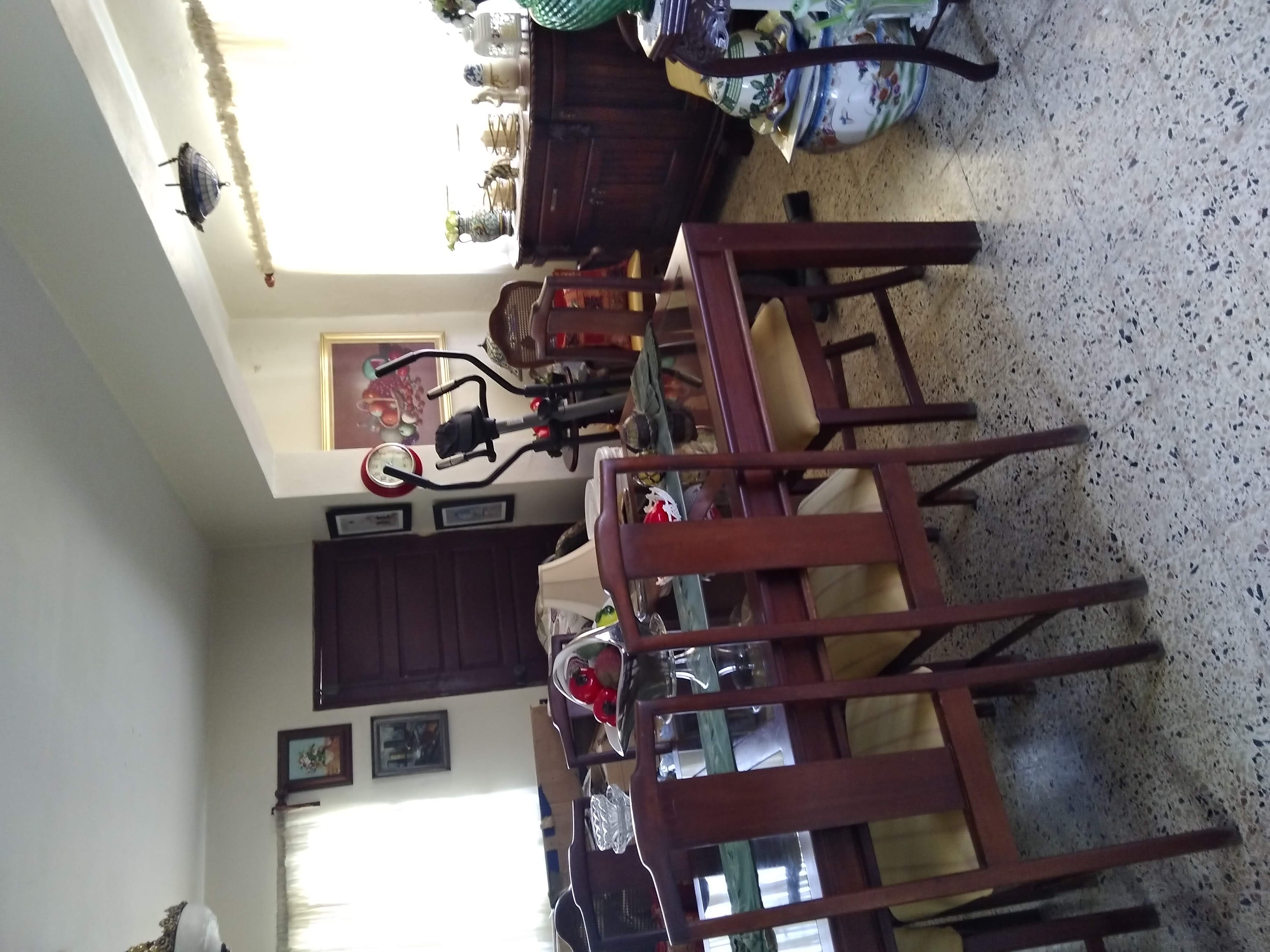 casas - Vendo casa de 2 niveles en urbanización Fernández  8