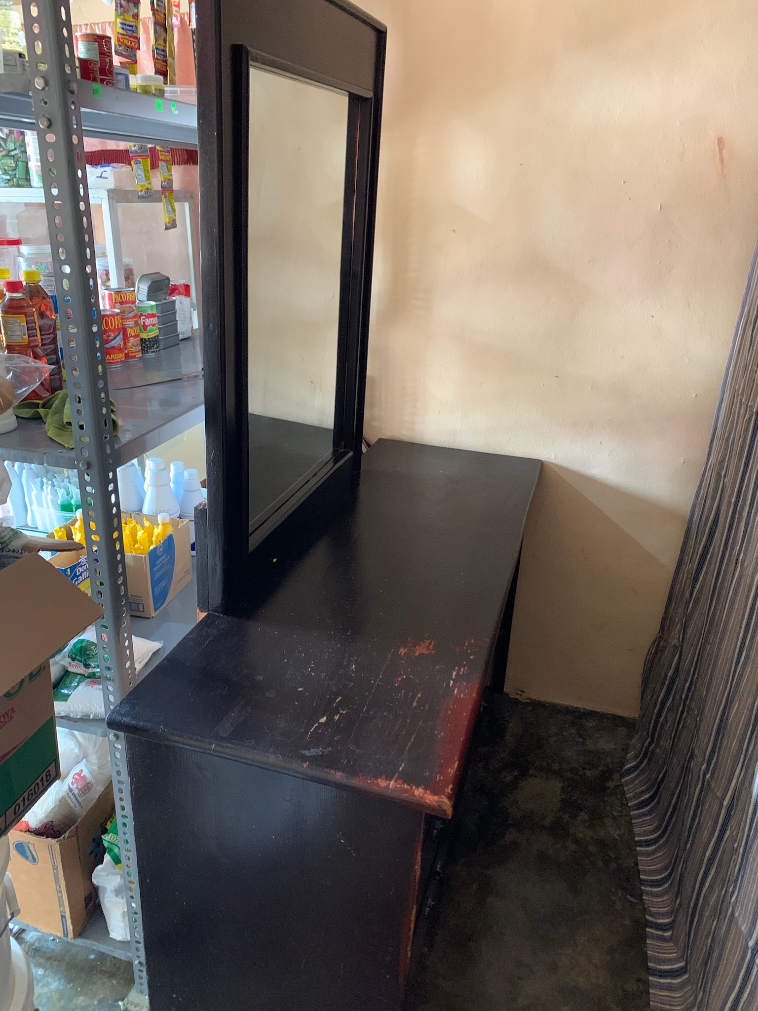 muebles y colchones - Gavetero con su espejo en buen estado 2