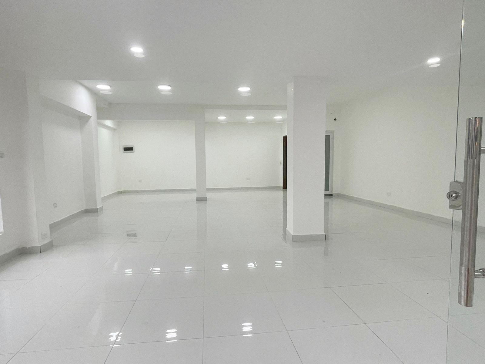 oficinas y locales comerciales - Local céntrico en Primer nivel 3