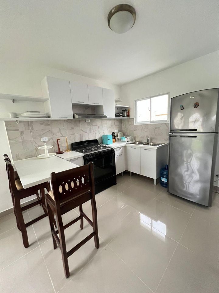 casas - Casa en Alquiler, 2habitac. amueblada. Punta Cana 4