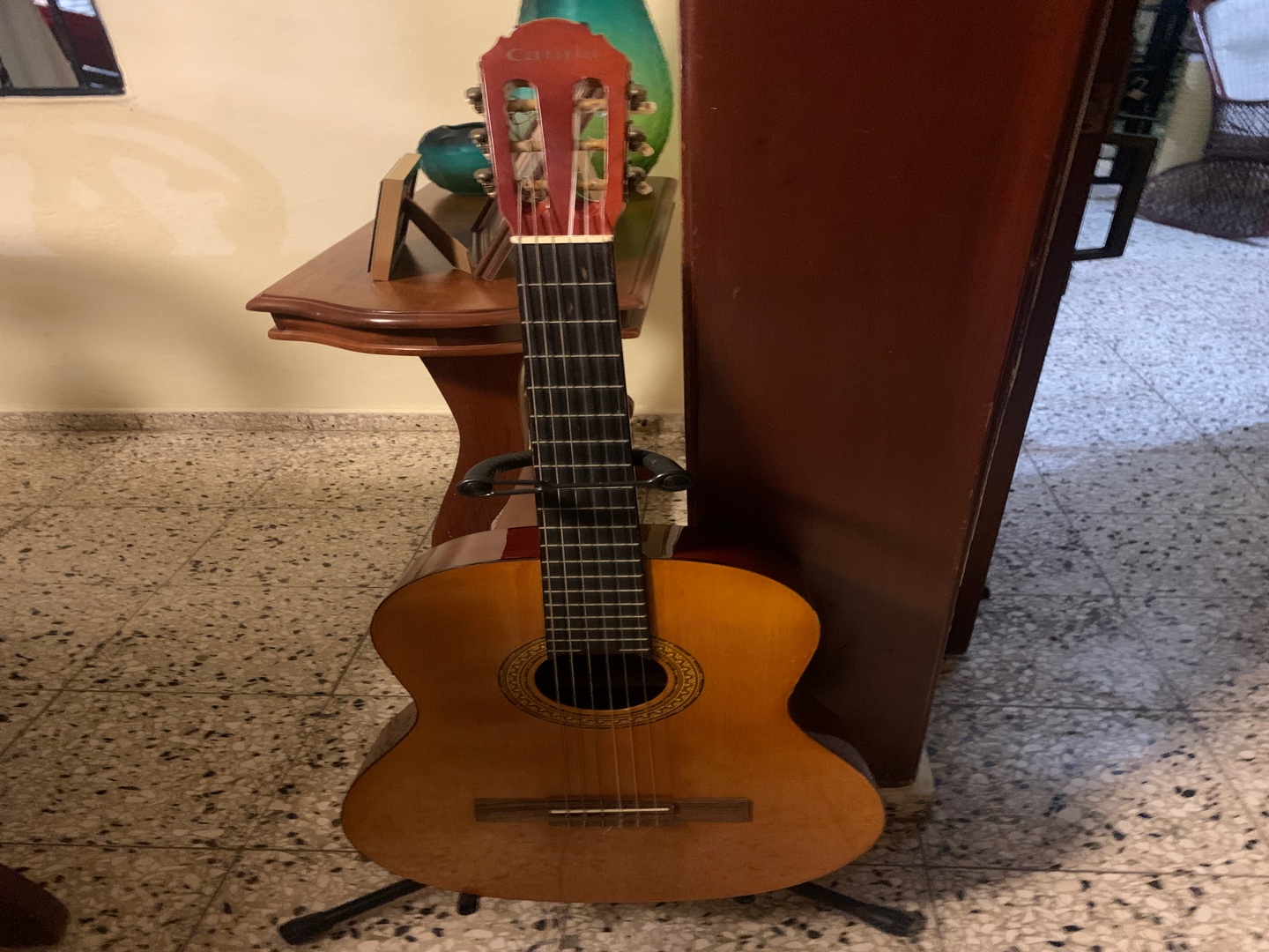 instrumentos musicales - Guitarra acústica con su base 0