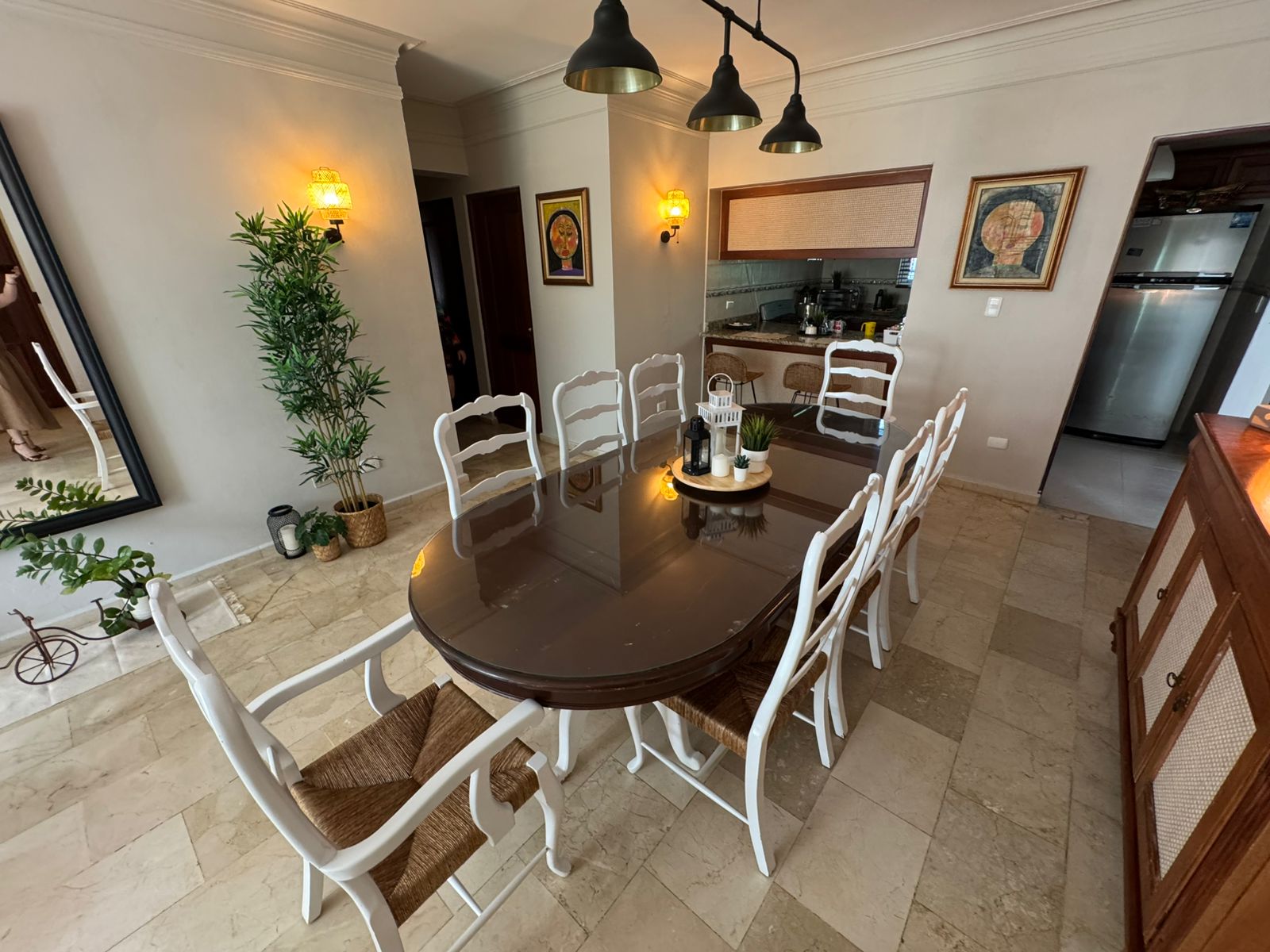 muebles y colchones - Comedor ovalado en caoba con tope de cristal. Con 10 sillas en caoba y pajilla. 1