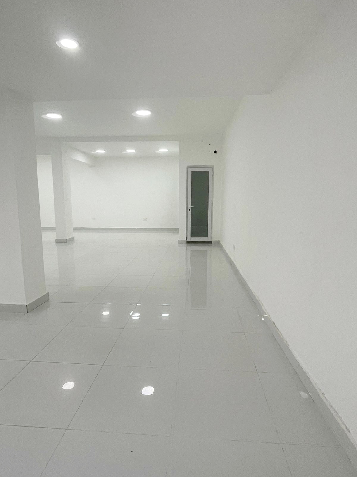 oficinas y locales comerciales - Local céntrico en Primer nivel 4