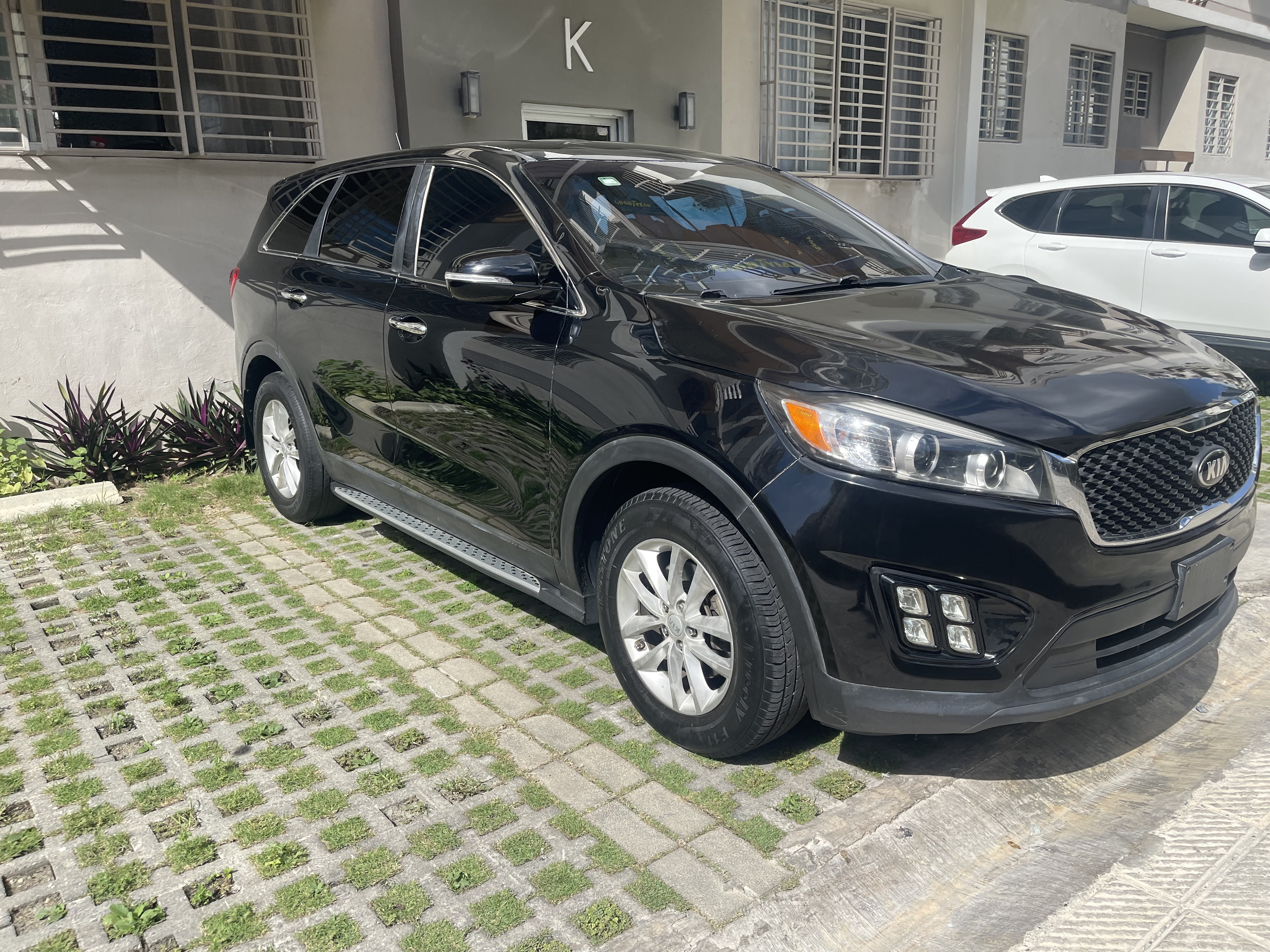 jeepetas y camionetas - Kia Sorento 2017 L FWD color negro NEGOCIABLE 4