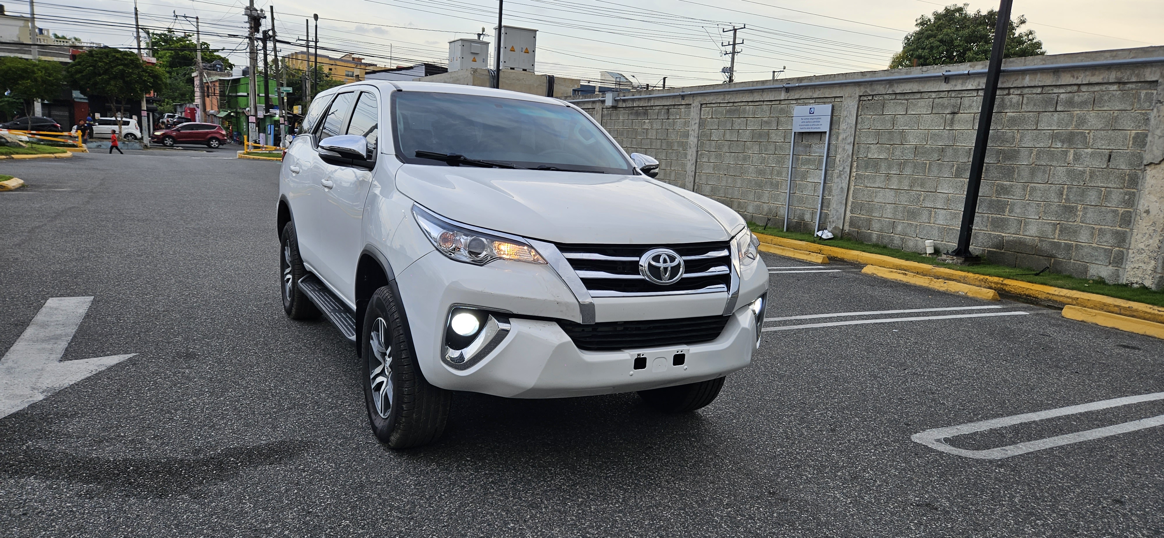 jeepetas y camionetas - Toyota fortuner 2018 3 filas 2