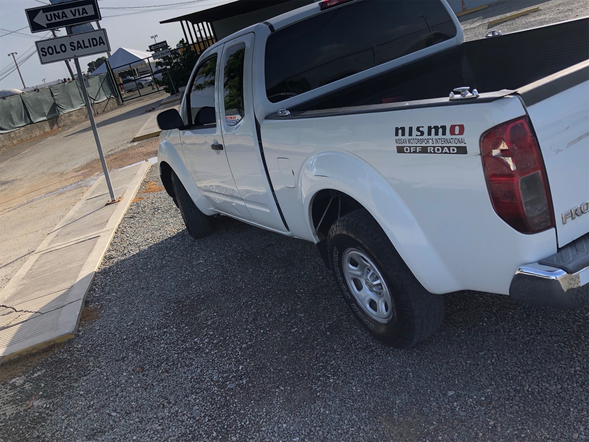 jeepetas y camionetas - Camioneta Nissan frontier 2015 1
