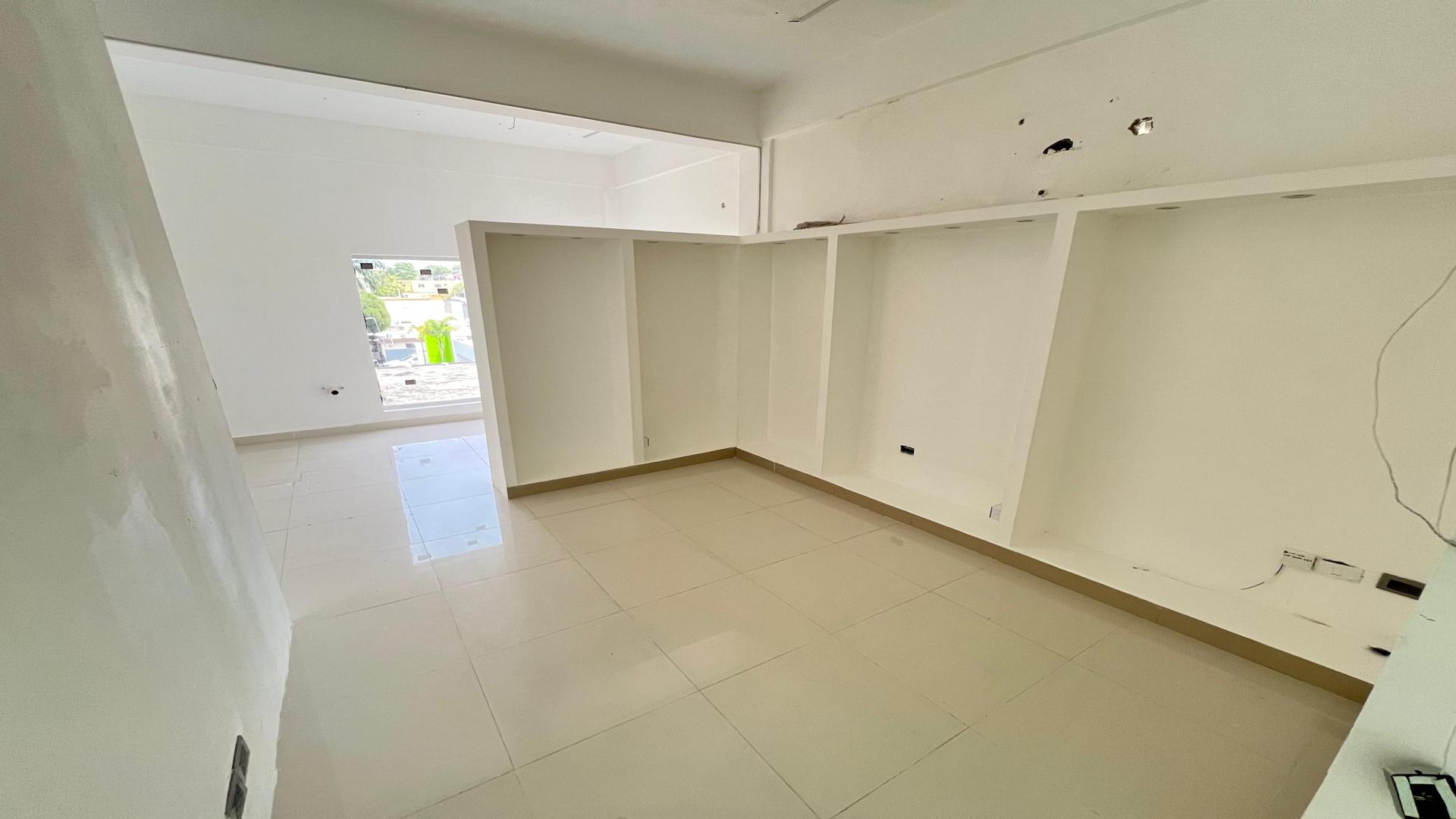 oficinas y locales comerciales - Alquiler Local en  Plaza Comercial en el Ensanche Quisqueya 1