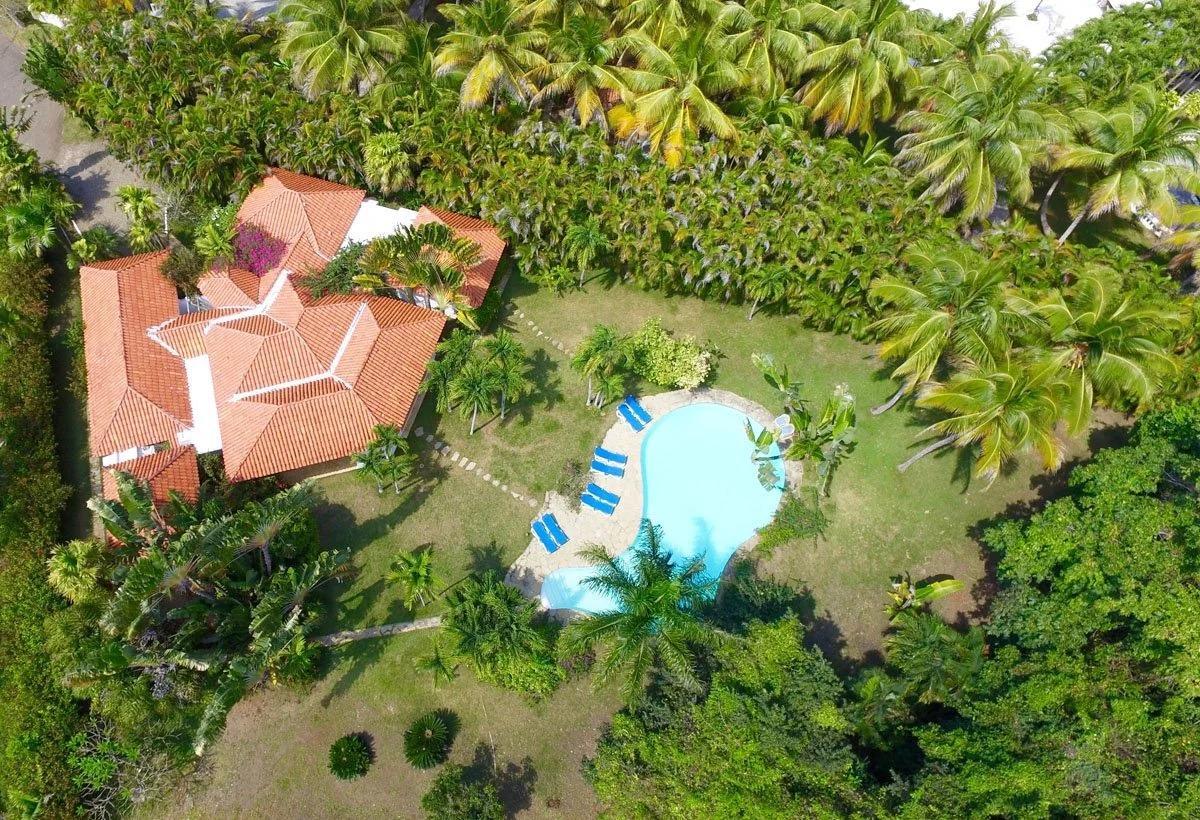 casas vacacionales y villas - Villa Blanca – Lujo Caribeño a Pasos del Mar en la Costa Norte 1
